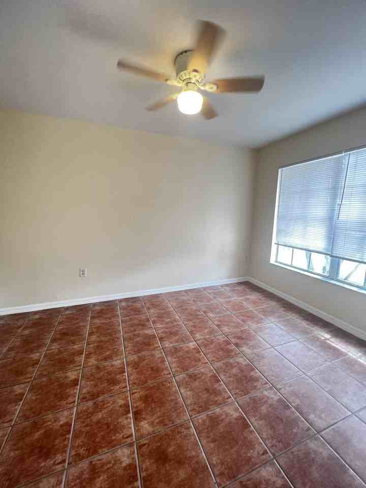 213 Southeast 23rd Place - Photo 6 of 10