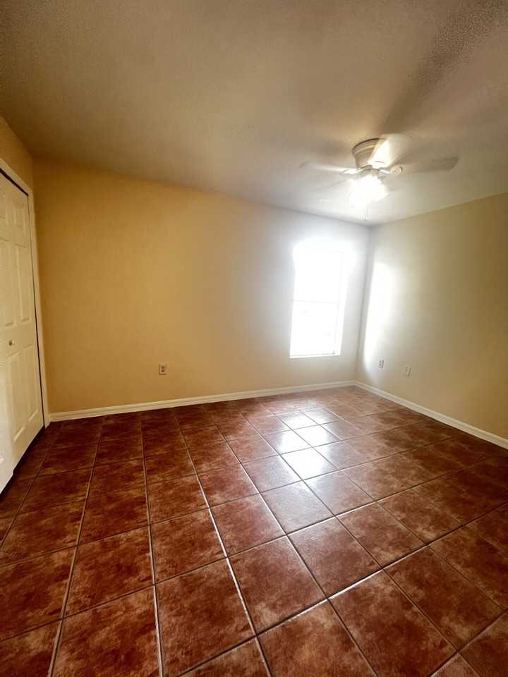 213 Southeast 23rd Place - Photo 7 of 10
