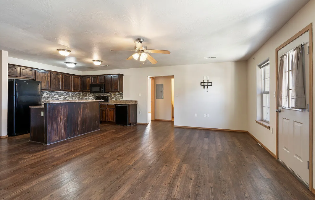 813-B South Robberson Avenue - Photo 3 of 22