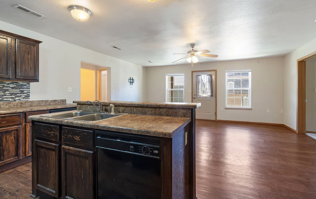813-B South Robberson Avenue - Photo 4 of 22