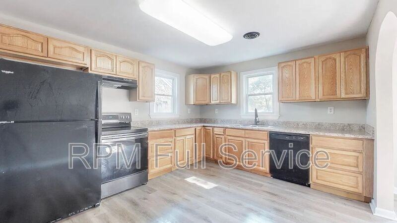 246 E Woodrow St - Photo 3 of 18