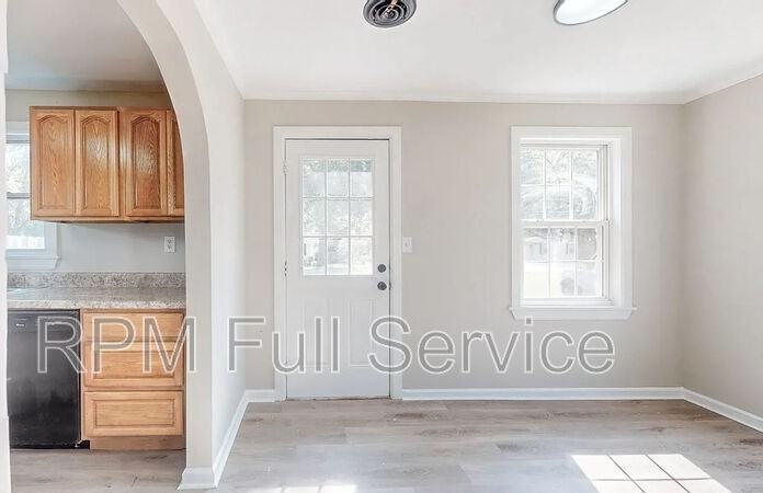 246 E Woodrow St - Photo 4 of 18