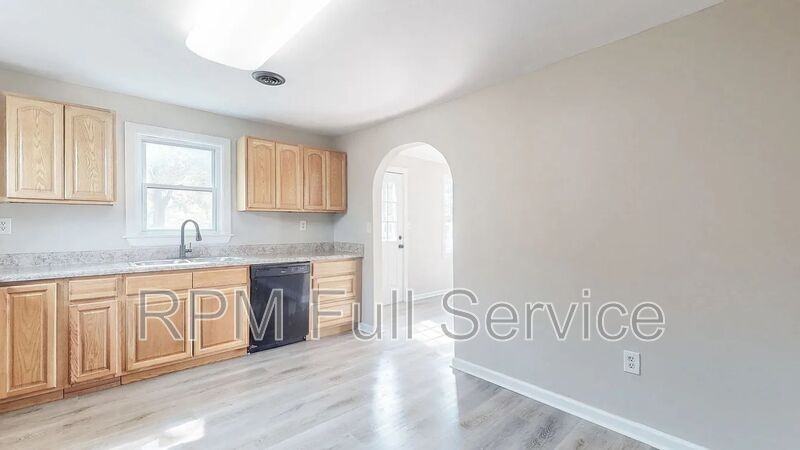 246 E Woodrow St - Photo 5 of 18