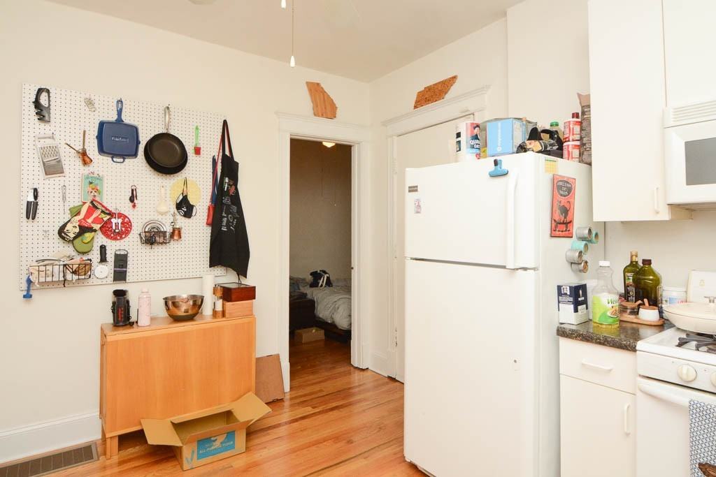 1027 N Honore St #1F - Photo 4 of 20