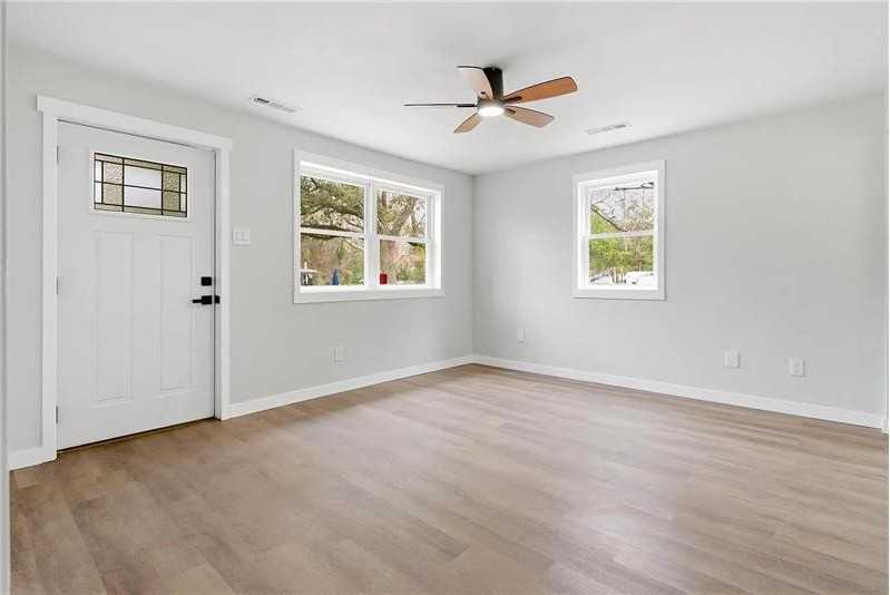 1543 Evergreen St - Photo 2 of 20