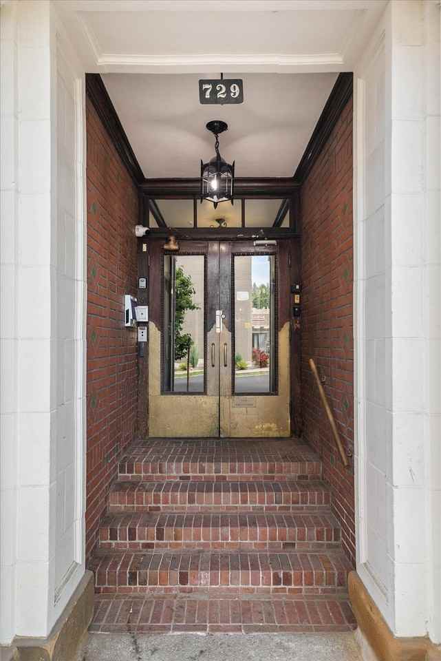 729 South Bernard Street - Photo 3 of 13