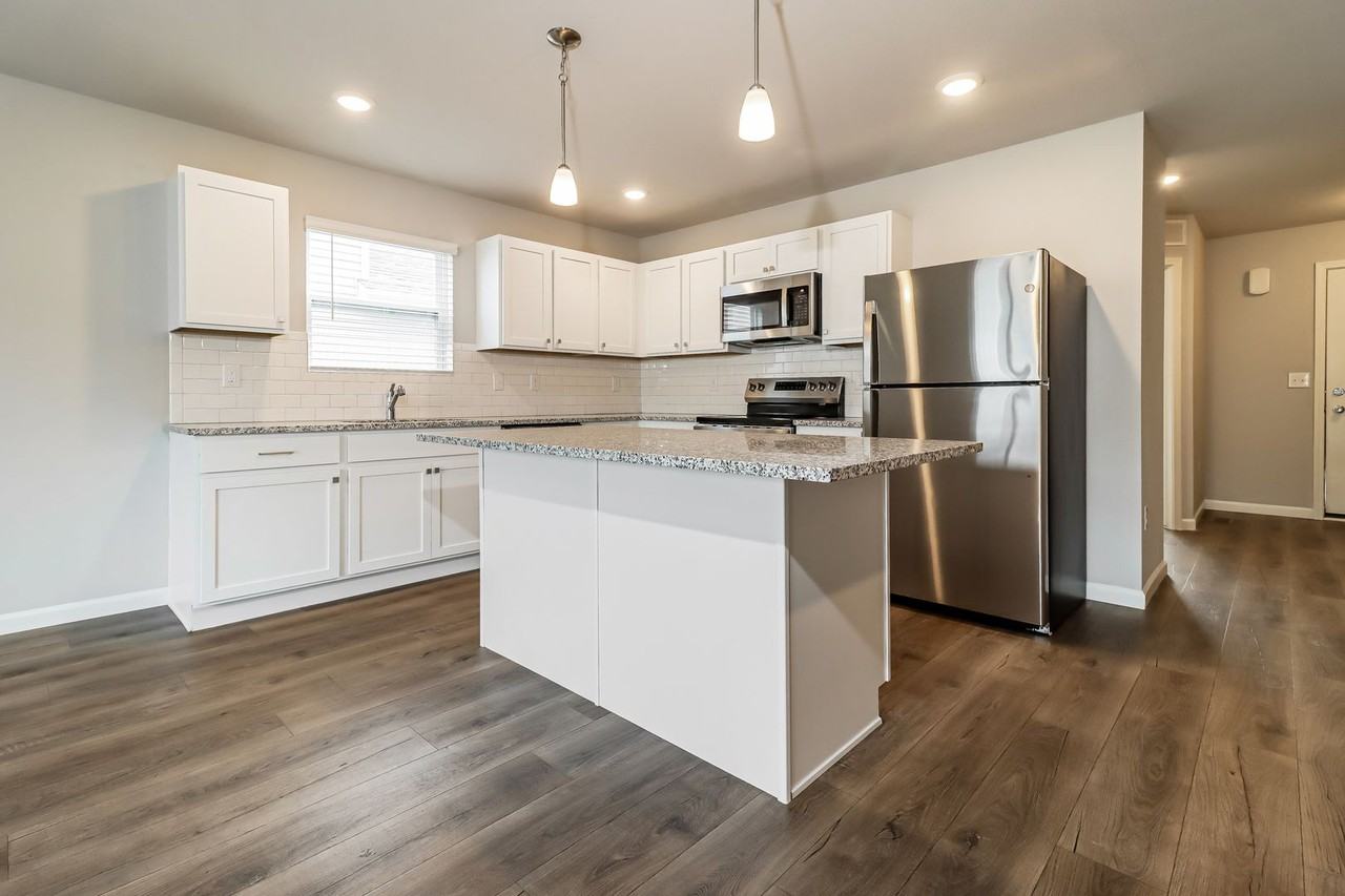 2212 Macatawa Ln - Photo 6 of 33