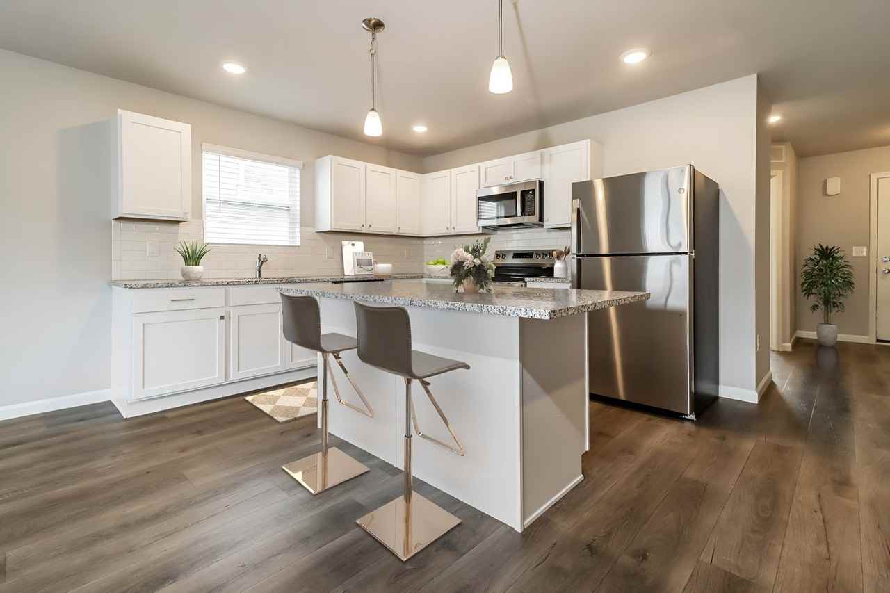 2212 Macatawa Ln - Photo 7 of 33