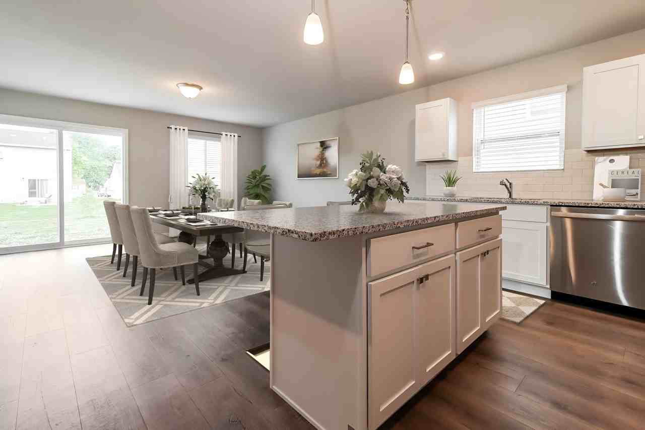 2212 Macatawa Ln - Photo 5 of 33