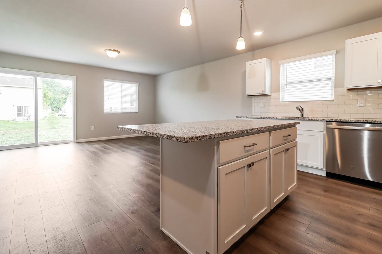 2212 Macatawa Ln - Photo 4 of 33
