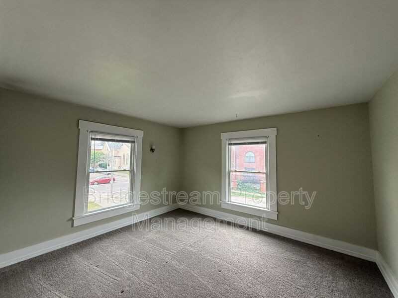207 S 2nd St - Photo 6 of 9
