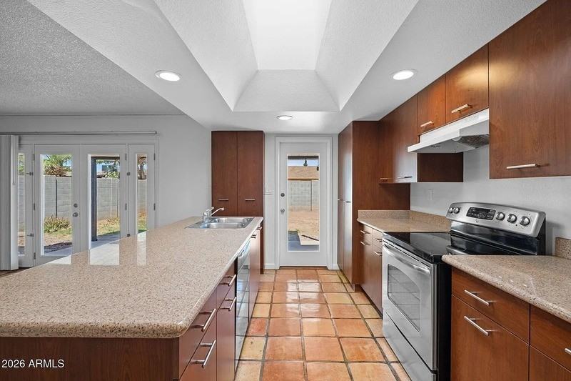 1664 E Del Rio Dr - Photo 2 of 35