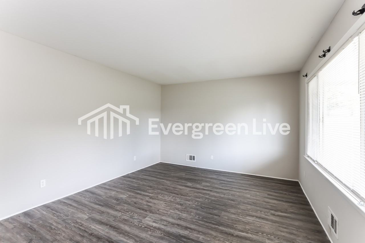 210 Bryant Ave - Photo 4 of 15