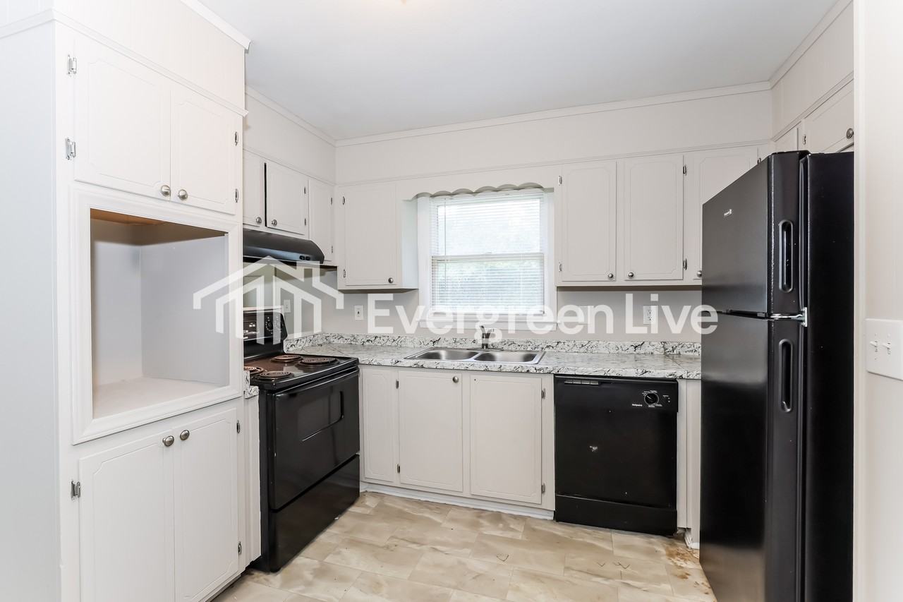 210 Bryant Ave - Photo 6 of 15