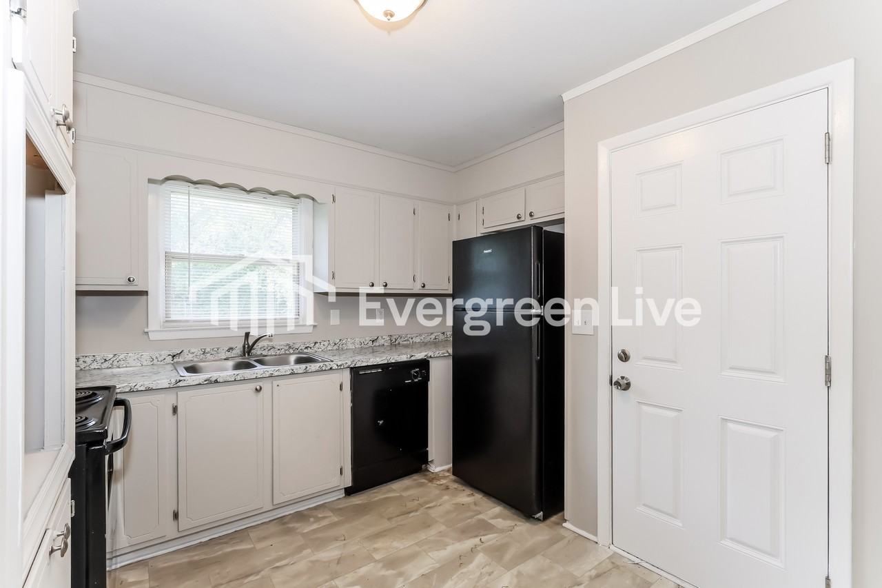 210 Bryant Ave - Photo 7 of 15