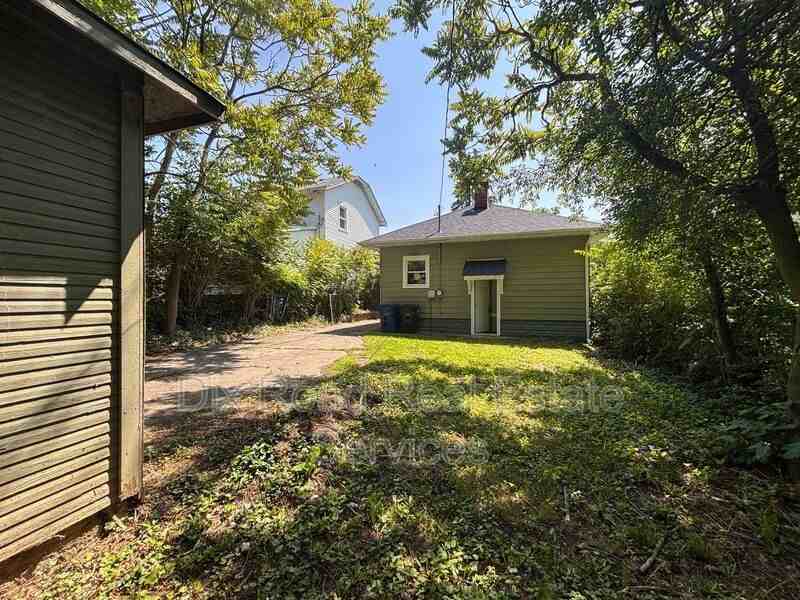 2109 Victoria Ave - Photo 3 of 14