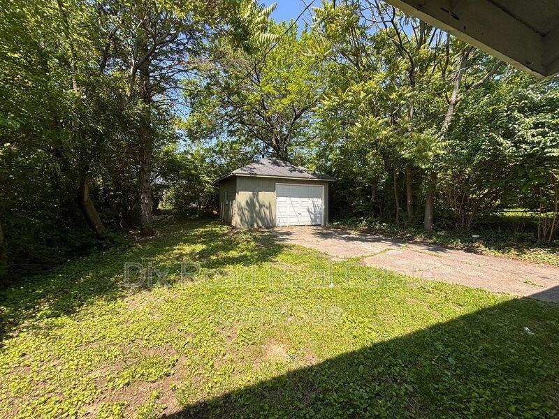 2109 Victoria Ave - Photo 4 of 14