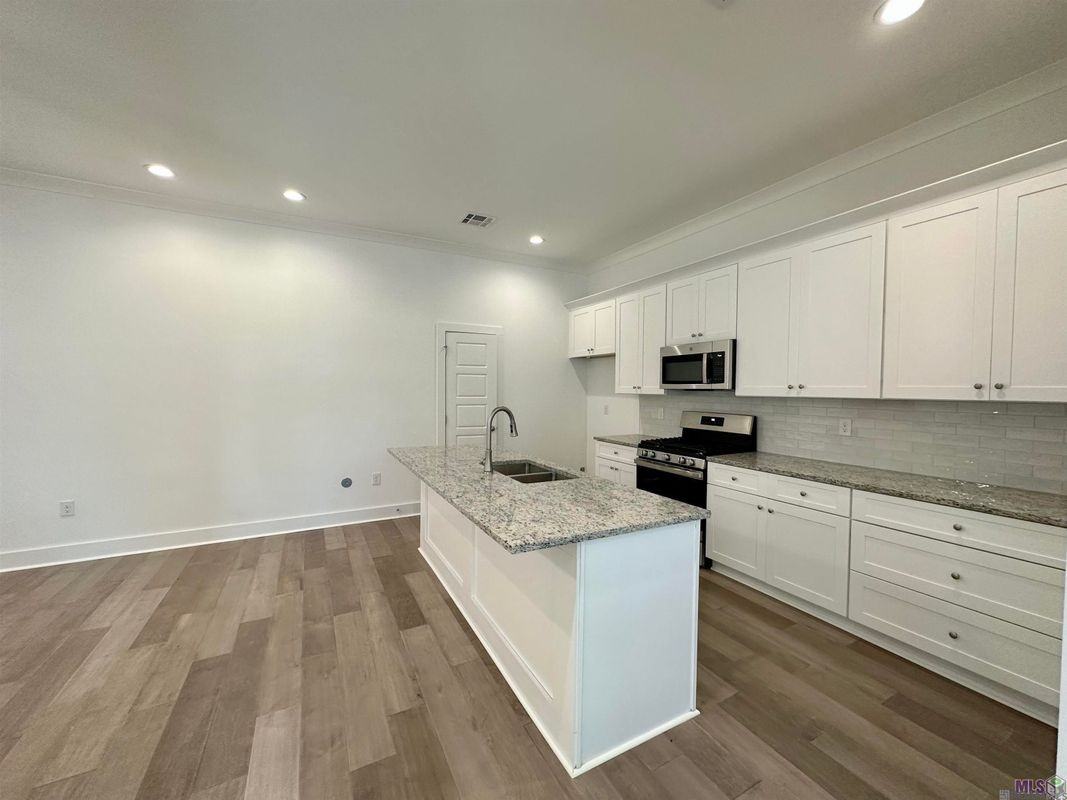 10144 The Grove Ave - Photo 4 of 6