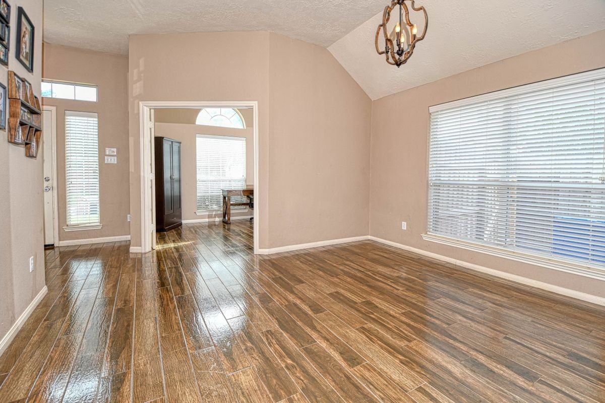 25923 Marshbrook Ln - Photo 4 of 18