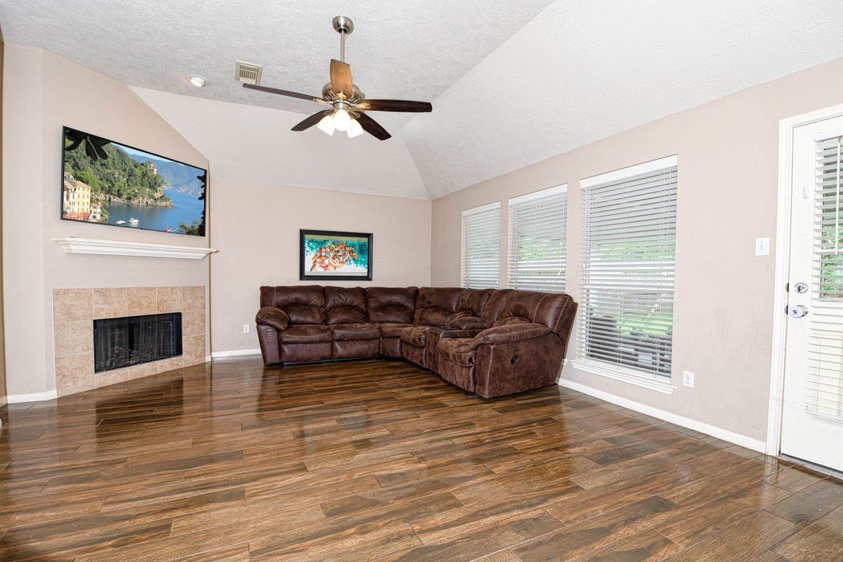 25923 Marshbrook Ln - Photo 5 of 18