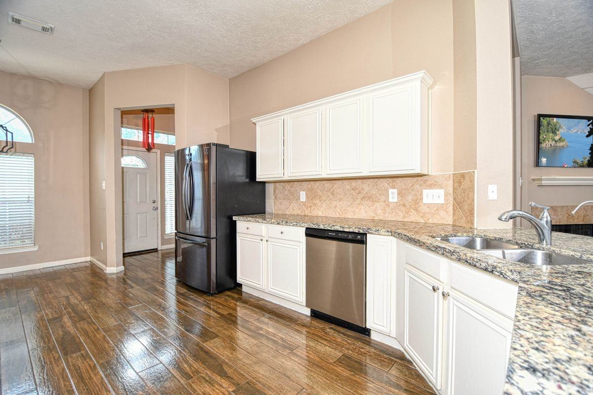 25923 Marshbrook Ln - Photo 6 of 18
