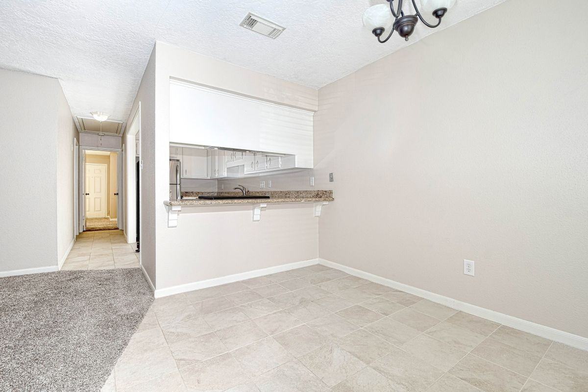 518 Moore St - Photo 5 of 8