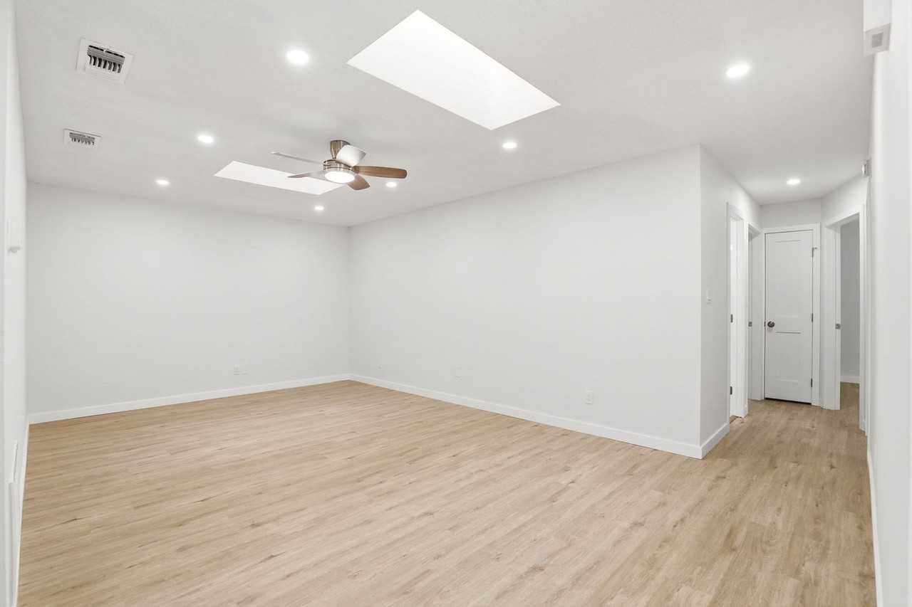 1093 Laurel Oaks Ct - Photo 3 of 14