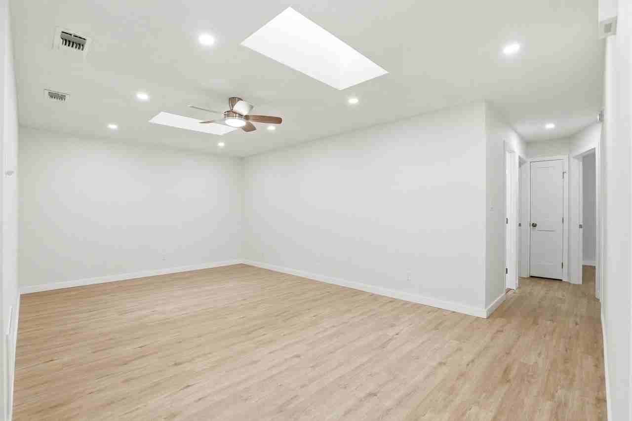 1096 Laurel Oaks Ct - Photo 3 of 16