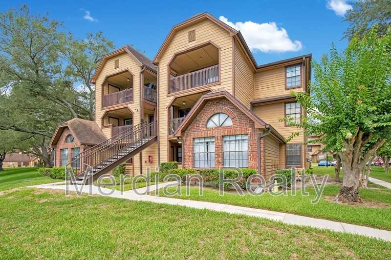 305 Lakepointe Dr
