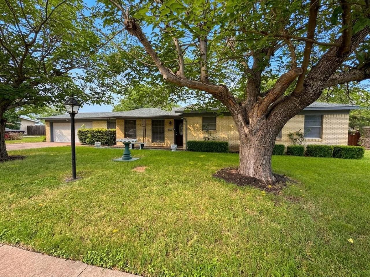 605 Bellaire Dr - Photo 4 of 41