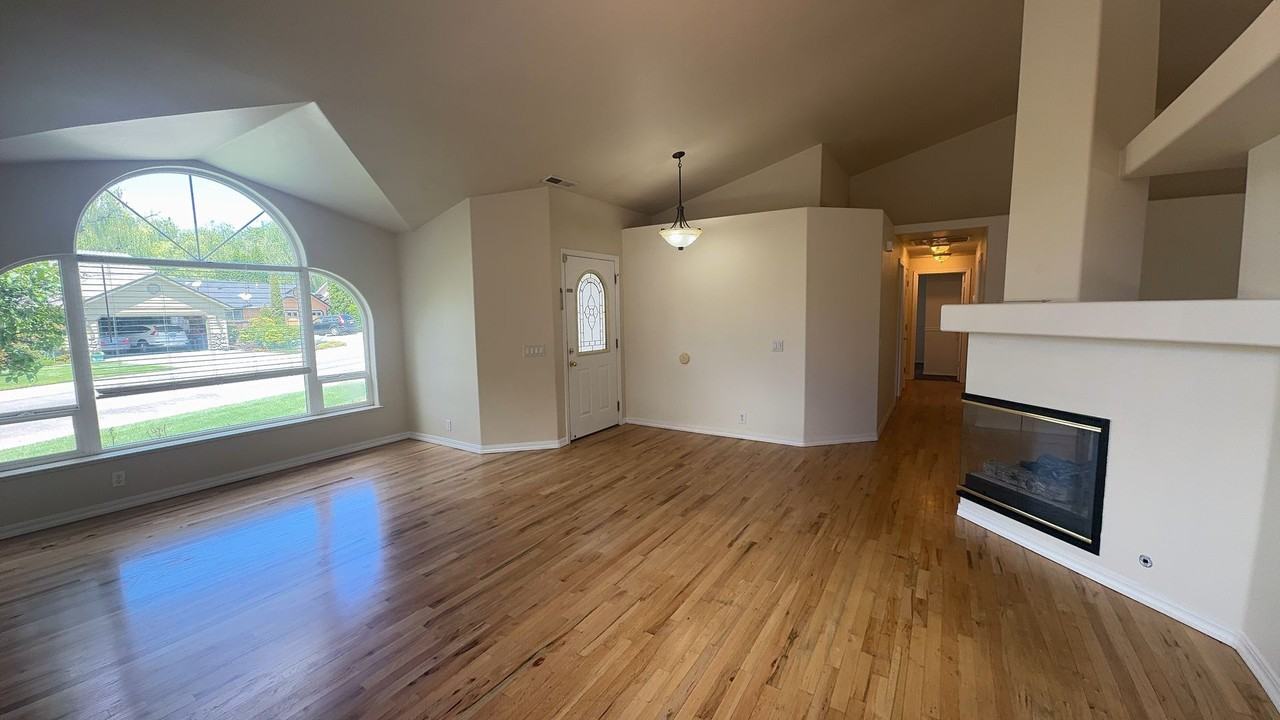 1652 Inverness Dr - Photo 3 of 20