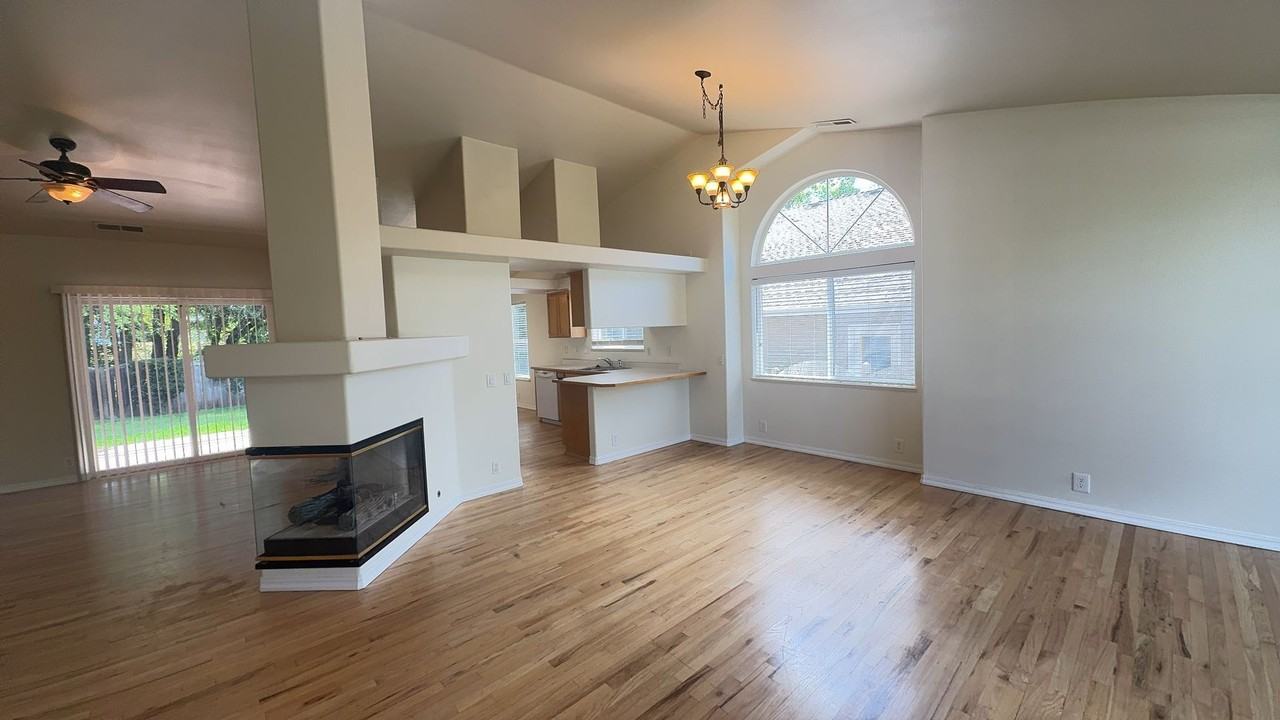 1652 Inverness Dr - Photo 2 of 20