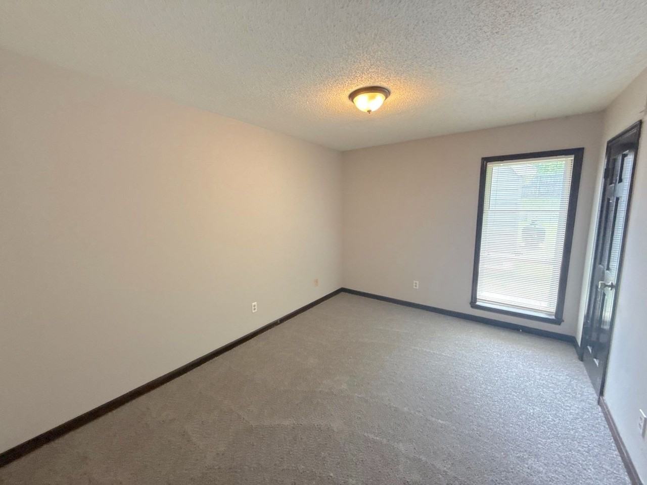 4336 Huntersglen W - Photo 5 of 14