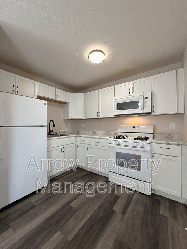 877 N 26th St #17 - Photo 3 of 9