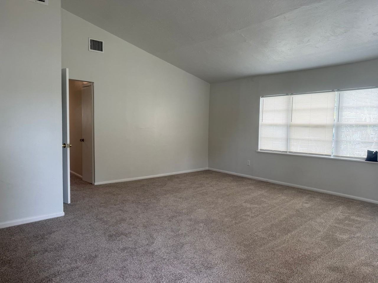 1415 23rd Ave E - Photo 3 of 27