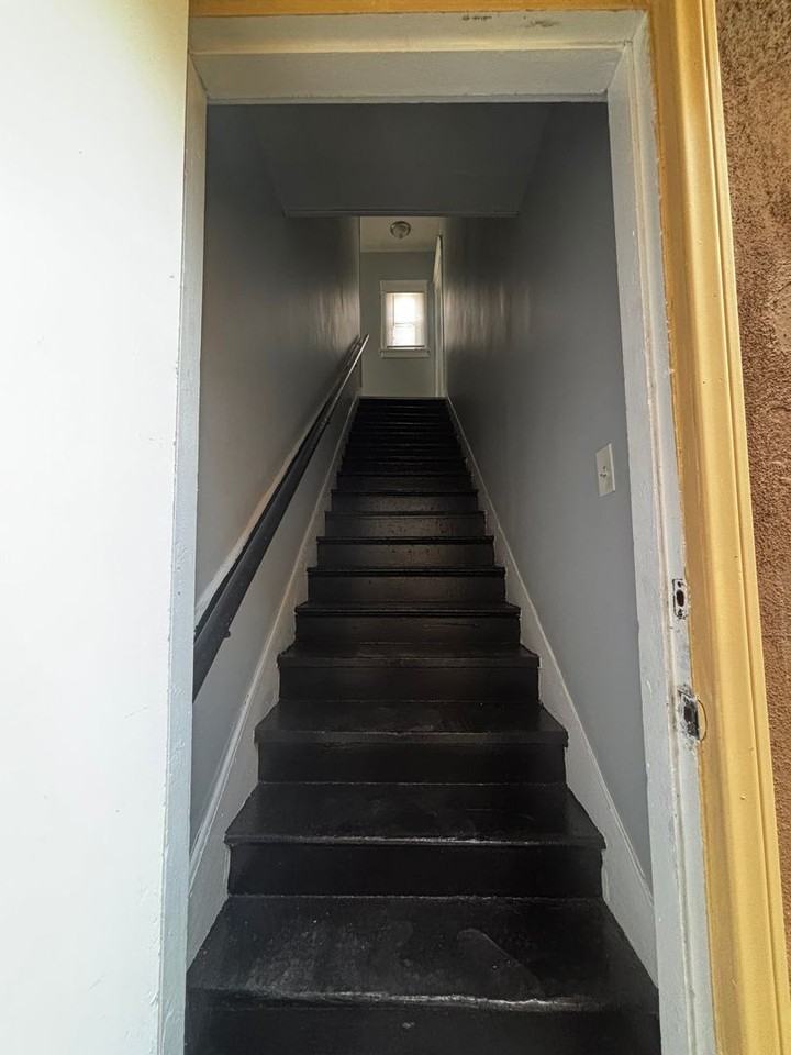 927 - Photo 2 of 17