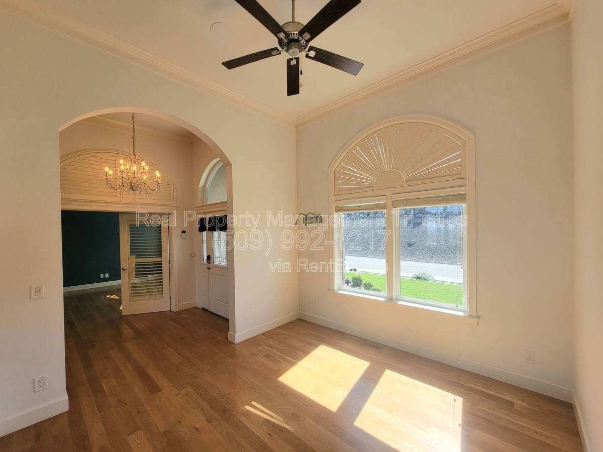 1644 Naples Ln - Photo 3 of 10