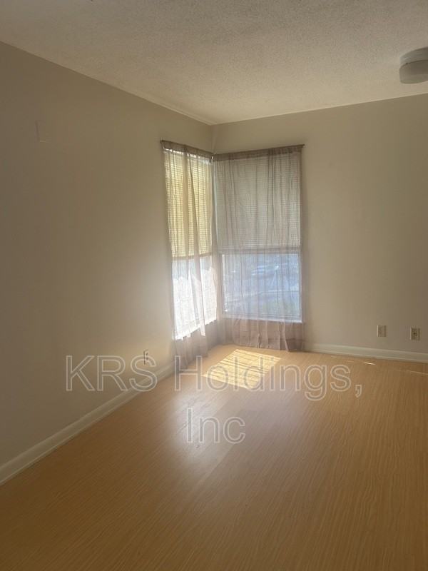 1384 Hunters Rd Apt B - Photo 3 of 7