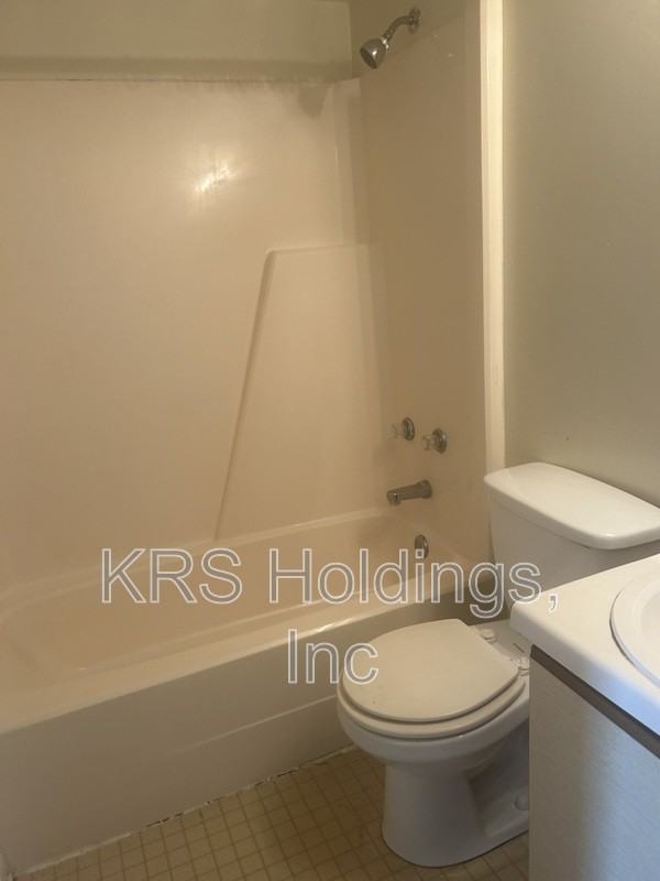 1384 Hunters Rd Apt B - Photo 4 of 7