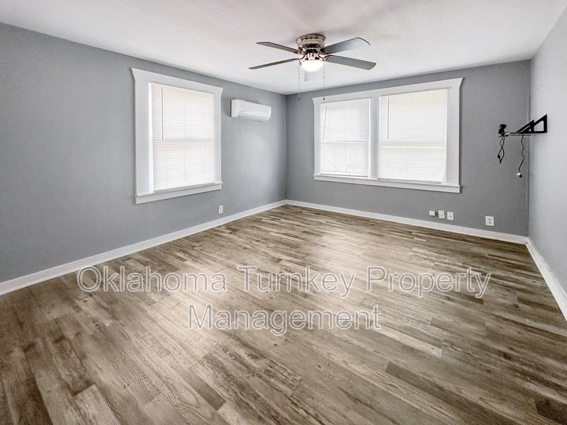 1104 W 8th St - Photo 2 of 8