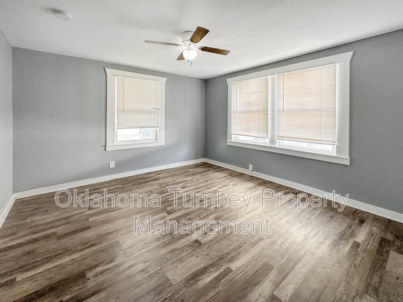 1104 W 8th St - Photo 3 of 8