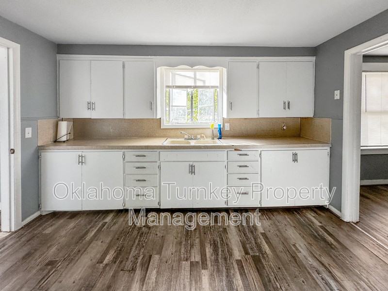 1104 W 8th St - Photo 4 of 8