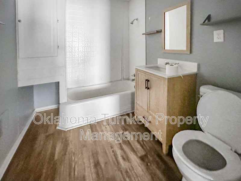 1104 W 8th St - Photo 5 of 8