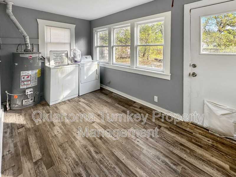 1104 W 8th St - Photo 6 of 8