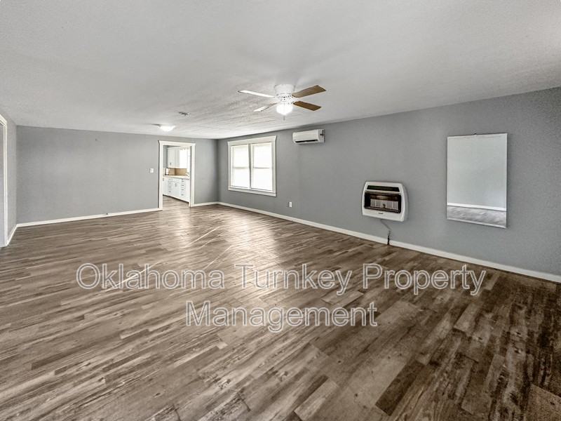 1104 W 8th St - Photo 7 of 8
