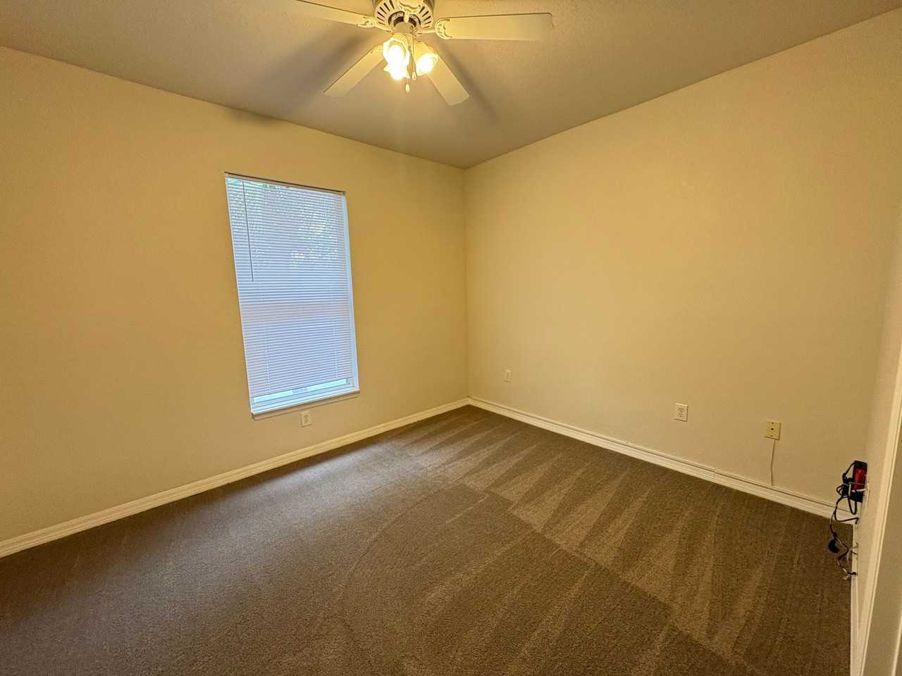 1004 Hemingway Cir - Photo 3 of 26