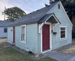 featured image of E 7th St