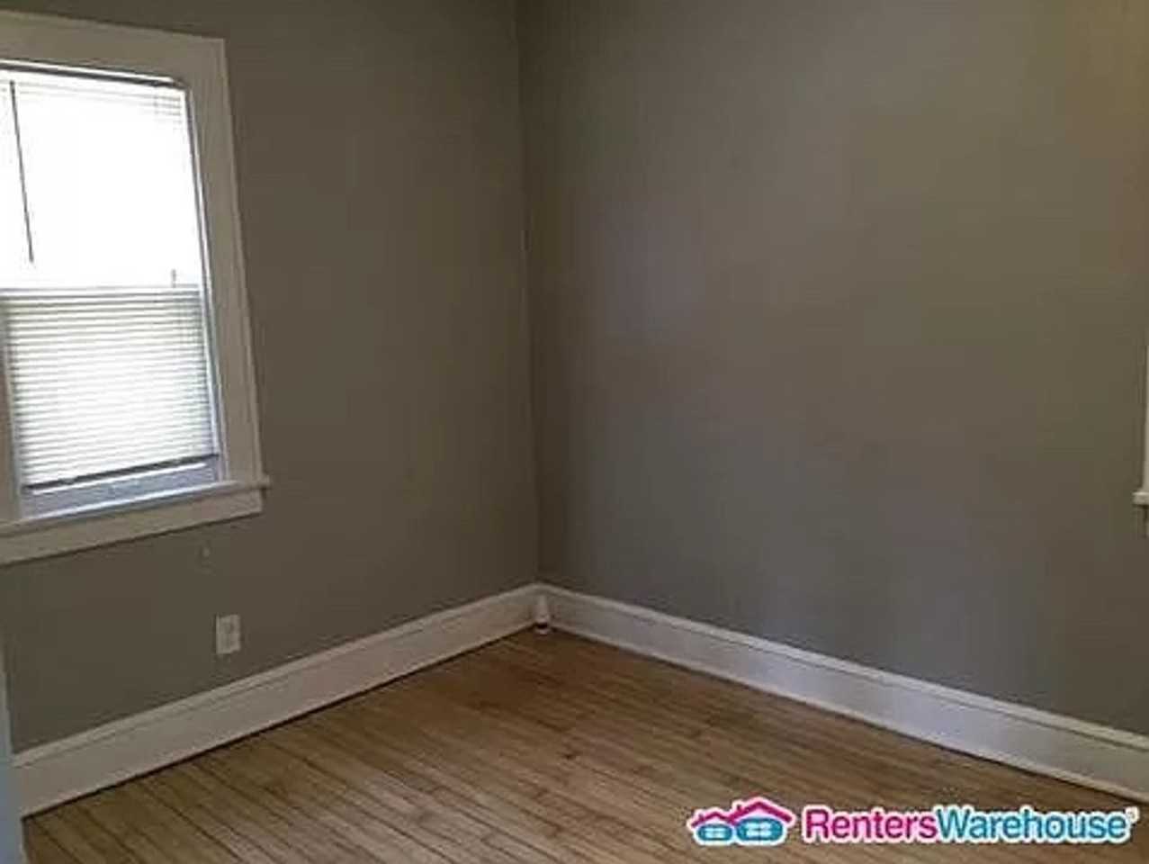 4900 N 58th St - Photo 5 of 9