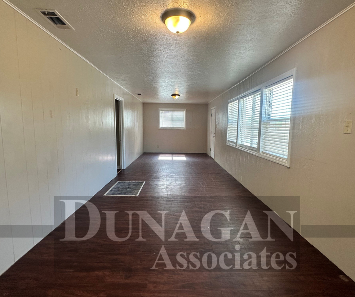 709 W Stevens St - Photo 2 of 7