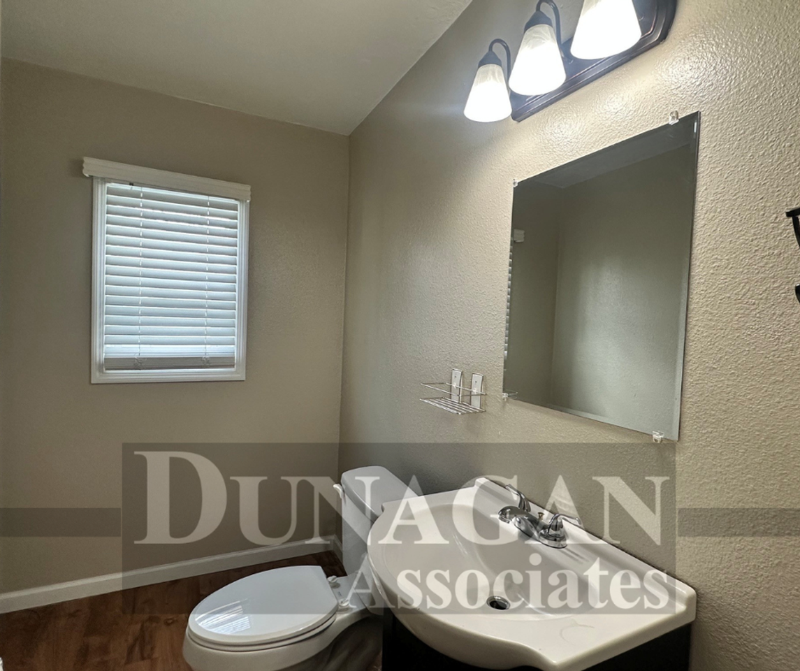 709 W Stevens St - Photo 5 of 7